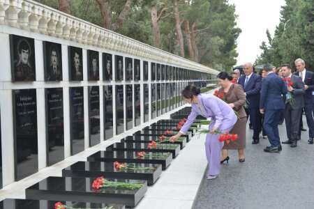 Ombudsmanların Beynəlxalq Simpoziumunun iştirakçıları Fəxri xiyabanı və Şəhidlər xiyabanını ziyarət ediblər