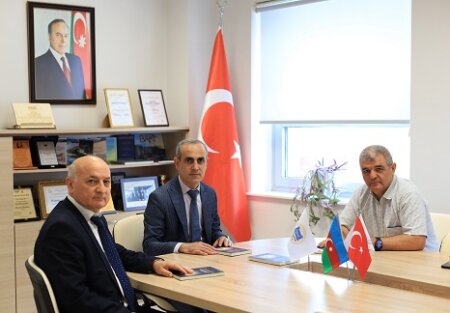 Millət vəkili Fazil Mustafa Mərkəzi Elmi Kitabxanaya yeni kitabını hədiyyə edib
