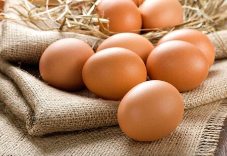 Bazardakı qəhvəyi yumurtalar toplanır - Salmonella təhlükəsi