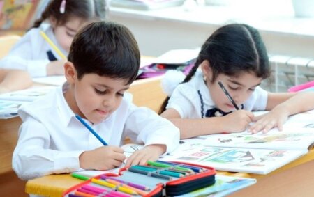 "İlin gənc müəllimi" müsabiqəsinin qalibi OD PÜSKÜRDÜ: "Dərsliklərdəki materiallar şagirdlərin yaş səviyyəsinə uyğun deyil"