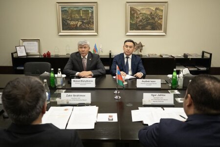 Zakir İbrahimov Qırğız Respublikasının ölkəmizdəki səfiri ilə görüşüb