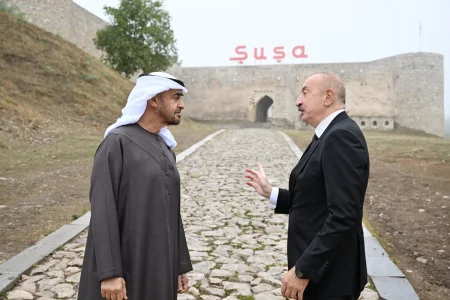 Azərbaycanın və Birləşmiş Ərəb Əmirliklərinin prezidentləri Şuşa qalasının önündə foto çəkdiriblər - FOTO