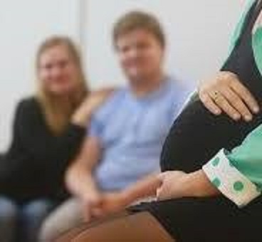 Azərbaycanda daşıyıcı ana “ovu” - Gənc xanımlar Gürcüstana niyə aparılır?