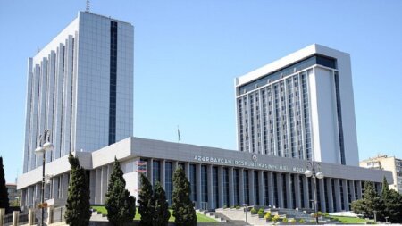 "Jurnalistlər istisna olmaqla hamı parlament binasına telefonla daxil ola bilir"