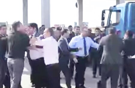 Sosial şəbəkələrdə "Sədərək" Ticarət Mərkəzində əlbəyaxa dava düşməsi ilə bağlı görüntülər yayılıb.