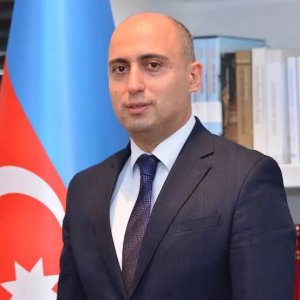 Emin Əmrullayevi kimlər və niyə tənqid edirlər?