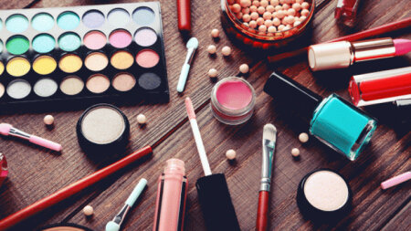 Gözəllik uğrunda səhvlər: Dəriyə zərər verən makiyaj vərdişləri