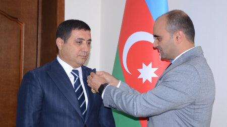 Nəsimi rayonunun icra başçısı KÖMƏKÇİSİNİ DƏ YANINA GƏTİRDİ