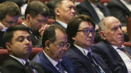 İcra başçısı iclasda yatdı - FOTO