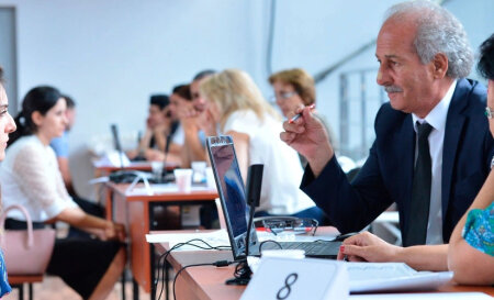 “Müəllimlərin 80 faizi peşəkar deyil, çünki...”