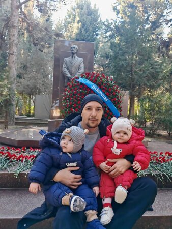 Əkiz nəvələri Elçibəyin məzarı başında - Foto