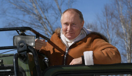 Putin deputatları və məmurları hesabatdan azad etdi