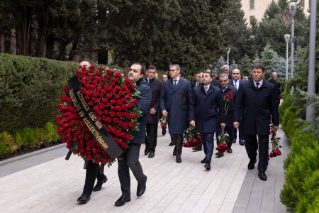 "AzerGold" QSC və törəmə şirkətlərinin kollektivi Ümummilli Lider Heydər Əliyevin məzarını ziyarət edib
