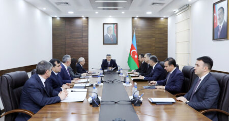 Mantiyasını avtomobilin üzərinə sərən hakimin səlahiyyətlərinə xitam verildi - ÖZƏL