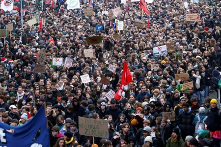 Minlərlə məktəbli yeni hərbi xidmət qanununa etiraz edib