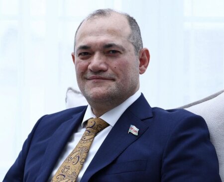 Deputat icra başçısının 13 min avroluq plaşından danışdı: “Vəzifəli şəxslərin geyiminin qiymətləndirilməsi tənqid çərçivəsinə daxil deyil”