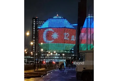 Belarus Milli Kitabxanasının binası Azərbaycan bayrağının rəngləri ilə işıqlandırılıb - VİDEO