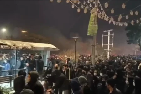 Etirazlar eyni vaxtda bir neçə şəhəri bürüdü