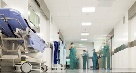 Salyanda 11 yaşlı uşaq iynədən şoka düşərək ölüb Salyanda 11 yaşlı uşaq inyeksiyadan şoka düşərək ölüb.  Ölkə.az-ın məlumatına görə, Salyan şəhər sakini 2015-ci il təvəllüdlü E.N. yüksək hərarətlə xəstəxanaya daxil olub. Azyaşlının xəstəxanada inyeks