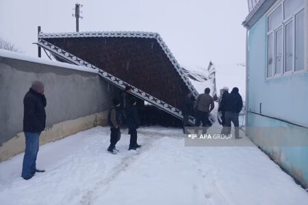 GÜCLÜ qar evin talvarını çökdürdü-FOTOLAR