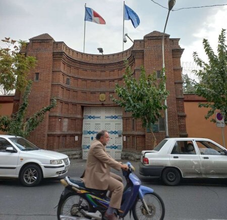 Fransa diplomatlarını təxliyə edir – İran xaos içindədir