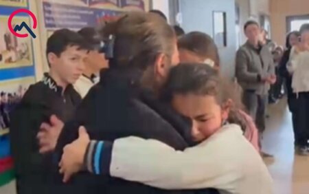 Məktəb kollektivi MÜƏLLİMƏNİ GÖZ YAŞLARI İLƏ YOLA SALIB-VİDEO