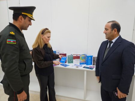 Ombudsman kitabxana fondundan hədiyyə etdi