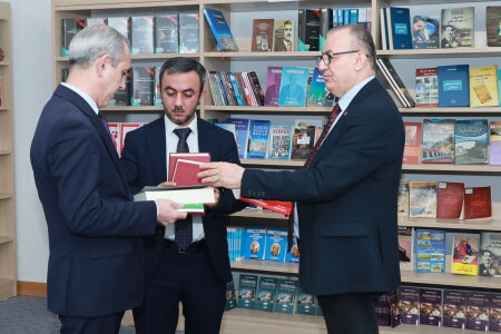 MEK-in “İraq-Türkman kitabxanası” guşəsinə yeni kitablar hədiyyə edilib