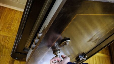 Anasını təbrik etməyə gələn xalasının evini qarət etdi - Azərbaycanda KURYOZ OĞURLUQ