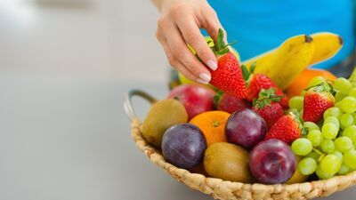 Sağlam və parlaq dəri üçün hansı qidalar vacibdir?