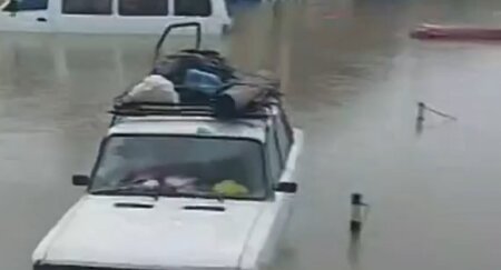 Sabunçuda maşınlar su altında qalıb - VİDEO