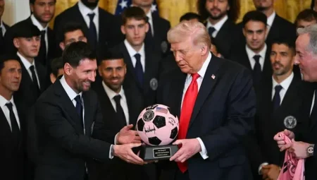 Messi Trampla görüşdü, top hədiyyə etdi - Video