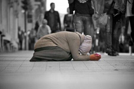 Dilənçiliklə məşğul olanlar cərimələnəcək, inzibati həbs ediləcək