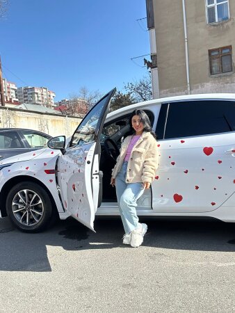 Sükan arxasında stereotipləri dəyişən qadın” – Bolt sürücüsü və sahibkar Gülnar Kazımzadənin 8 Mart hekayəsi
