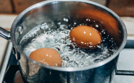 Yumurta qaynadıqdan sonra neçə dəqiqə suda qalmalıdır?