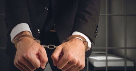 Rüşvətə görə işdən çıxarılan rəis və müavini yenidən məhkəmə qarşısında