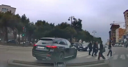 Qırmızıda yol ayrıcına girib maşını piyadaların üstünə sürdü – 10-LT-044 – VİDEO