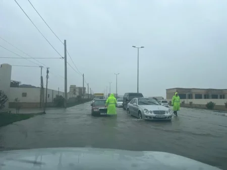 Polis yağışlı havada fasiləsiz xidməti davam etdirir - VİDEO