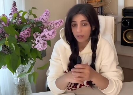 Özünü psixoloq kimi təqdim edən qadın təhqirə görə ÜZR İSTƏDİ-VİDEO