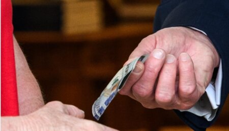 Tramp kuryerə görün nə qədər bəxşiş verib