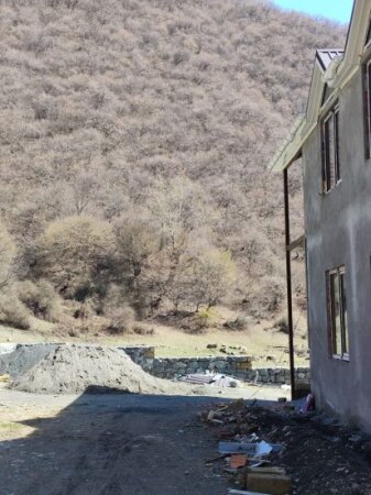 Qax rayonunun örüş sahələrində qanunsuz evlər tikilir? – AÇIQLAMA