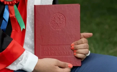 Diplomlu ofisiantlar, ali təhsilli kuryerlər — "Təcrübəli kadrları seçirlər..."