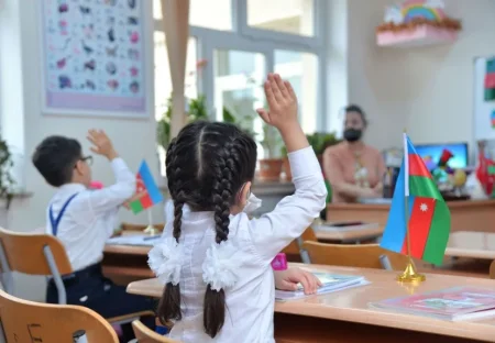 QAZİ MƏKTƏBDƏ ŞAGİRDƏ XƏSARƏT YETİRDİ