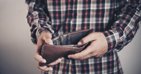 Dövlət iş tapmırsa, pensiya “yanır”? – 180 manatlıq yaşayışın hüquqi çıxılmazı