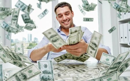 Pəncərədən küçəyə 1 milyon atdı - VİDEO