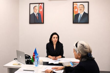 Ombudsman Səbinə Əliyeva vətəndaşları qəbul edib
