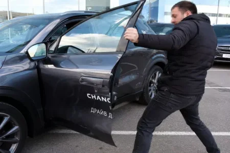 Taksi sürücüsü “Changan”ın qapısını kobud açan sərnişini döydü