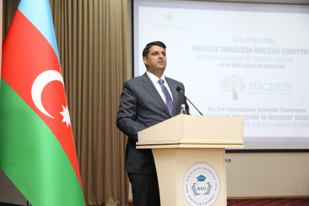 Rektor Elbrus İsayev özünü niyə  "blogger" kimi təqdim edib?