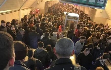 Metroda azyaşlı uşaq yıxıldı-TƏCİLİ