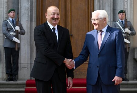 İlham Əliyevi qarşılayan Prezident - Böyrəyinin birini xanımına verən LİDER